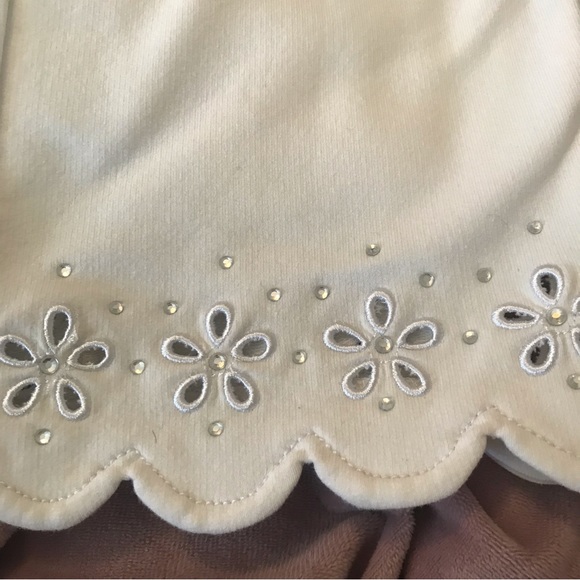 🆕NWOT Quacker Factory White Capri Pants with Scallop Hem & Floral Cut Outs - Picture 3 of 6